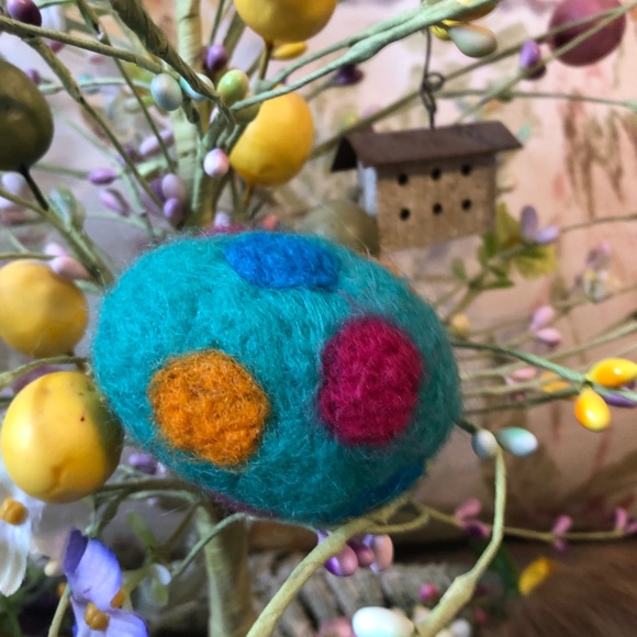 Handmade needle felted Easter egg polka dots spring collectable decoration - Picture 4 of 8